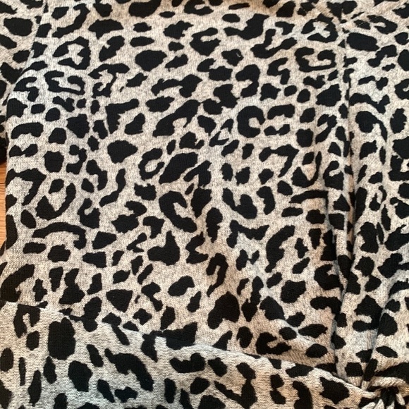 SHE + Sky Cropped Long Sleeve V-Neck Leopard Print Top Black & Gray Women’s L - Picture 7 of 13